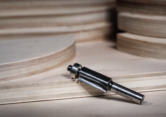 路由器钻头放置在层压胶合板上，可供木工使用。.