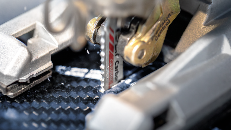 拼图锯刀片切割碳纤维板。.