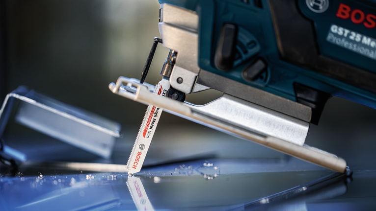 拼图锯切开了一块玻璃，附近散落着玻璃碎片。.