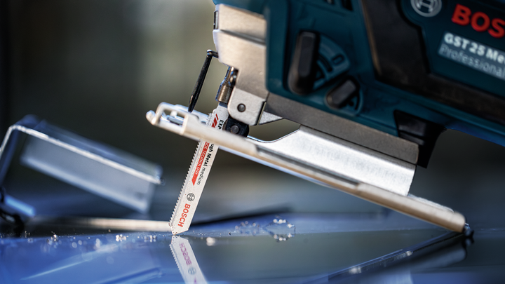 拼图锯切割一块玻璃。.