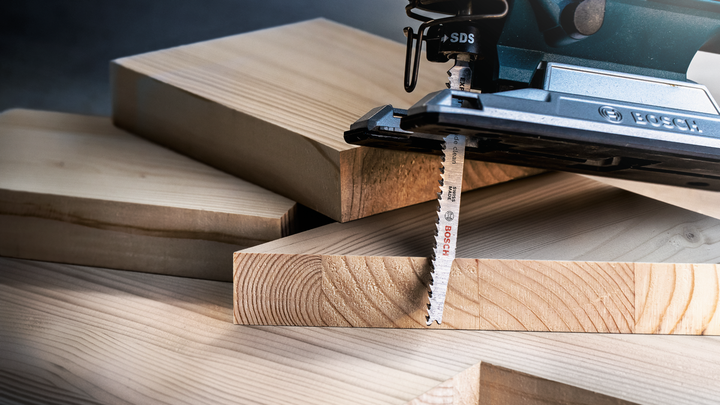 拼图锯切割厚木板。.