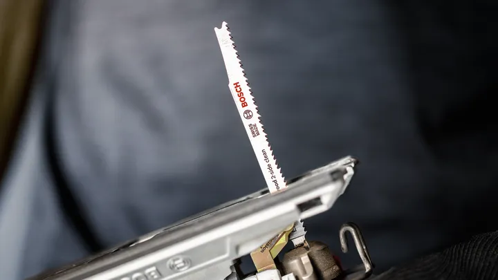 安装在电动工具上的拼图锯刀片的特写。.