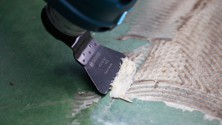 振荡工具可去除绿色地板表面的粘合剂残留物。