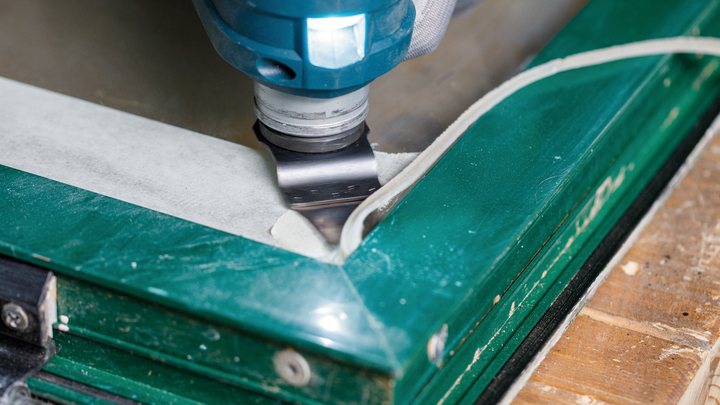 振荡工具从窗框上去除密封剂。