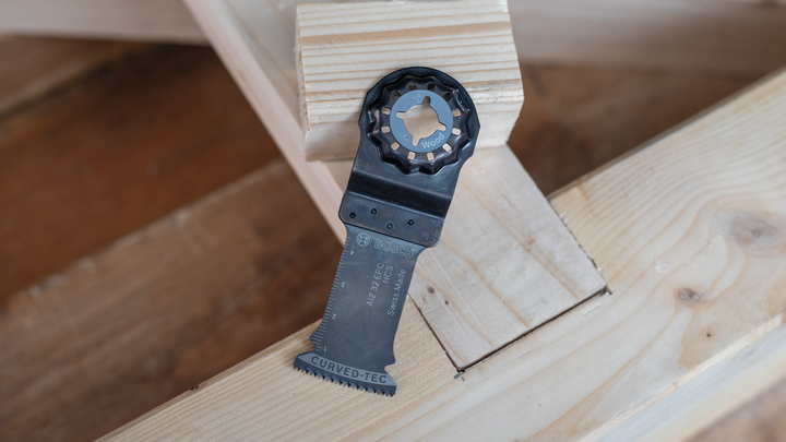 振荡锯片放置在堆叠的木梁上。