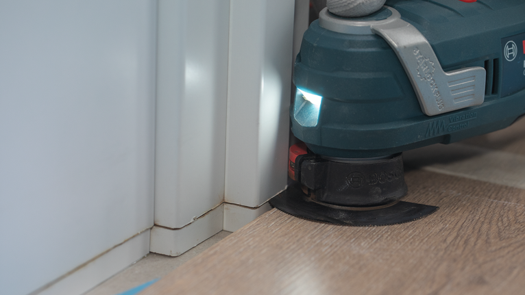 带有轻质装饰复合地板的电动工具位于门框附近。