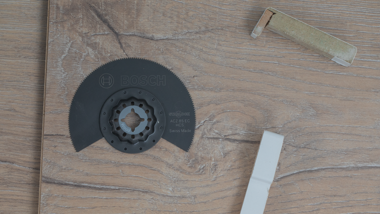 圆锯片和包装放置在木质纹理表面上。