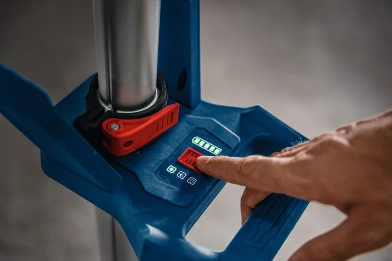 一名工作人员正在使用数字控制面板调节无线工地照明灯。