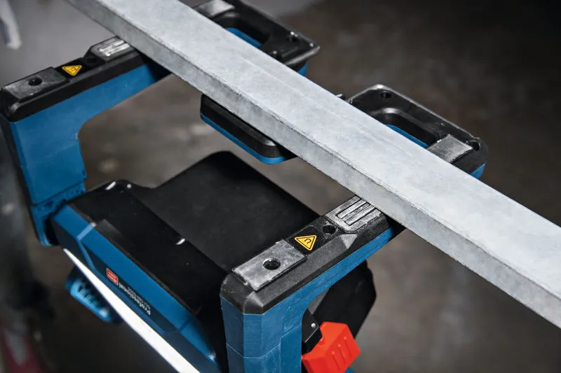 无绳工作现场灯照亮了金属梁下方的工作空间。