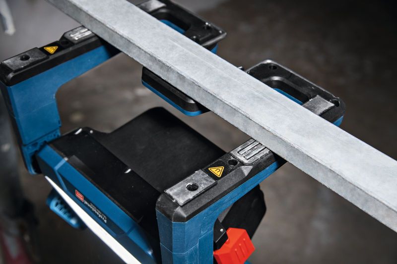 无绳工作现场灯照亮了金属梁下方的工作空间。