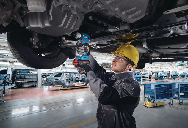 BoschIDS 18V-200冲击扳手，用于汽车装配。