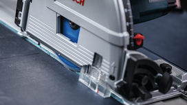 圆锯精准地切割深色板材。