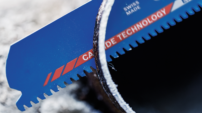 带有硬质合金齿的锯片正在切割金属管。