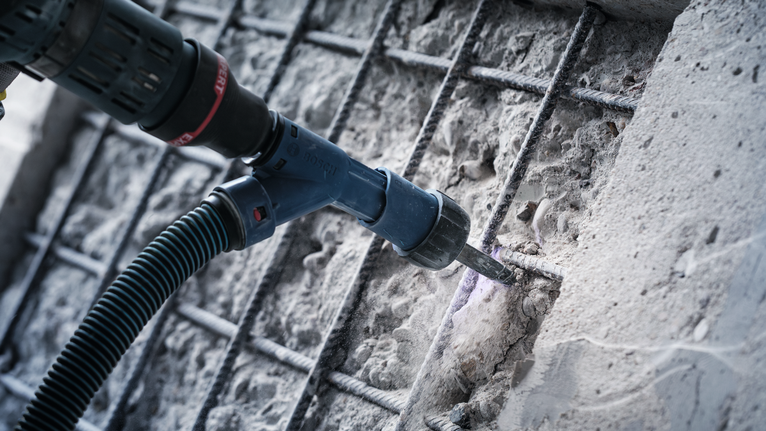 使用电锤钻入混凝土，露出钢筋。