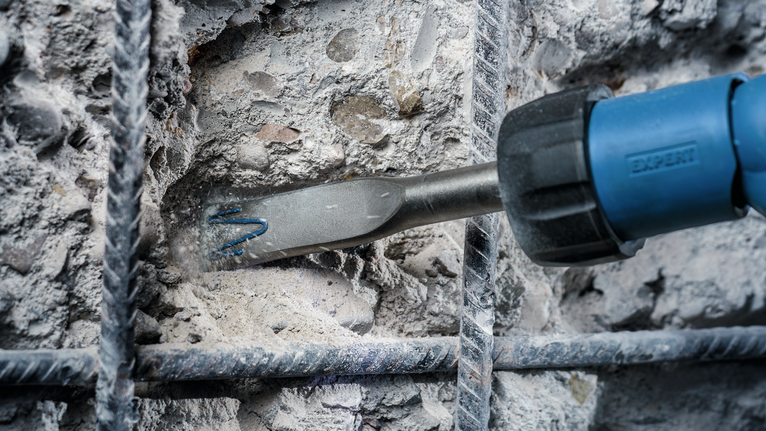 凿子工具用于凿开钢筋之间的混凝土。