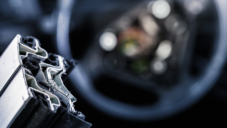 特写镜头展示了刚切割好的金属型材，边缘带有细小的金属屑。