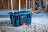 建筑工地上的BoschL-BOXX 工程工具箱。