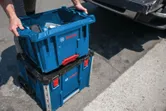 BoschL-BOXX 承包商工具箱堆叠在搬运箱系统上。