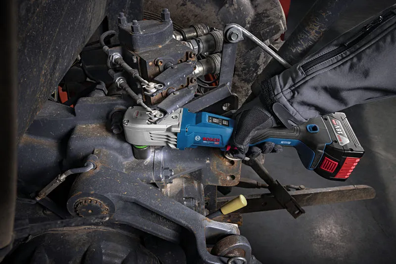 一名佩戴安全装备的人员正在使用无绳冲击扳手操作机械。