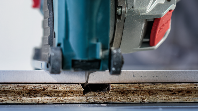 用曲线锯在层压木板上切割出精确的槽口。