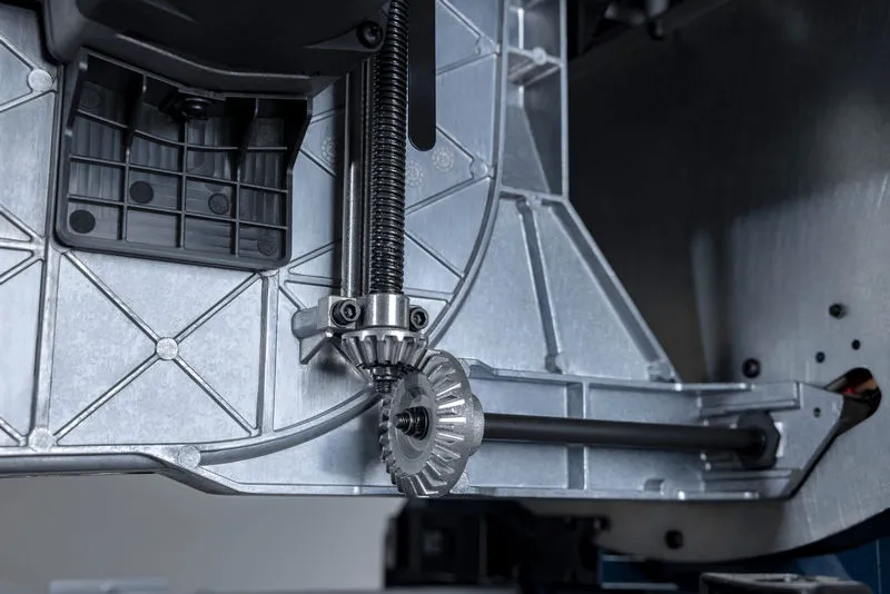 台锯底座内部金属齿轮机构的特写镜头。