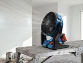 一台无线工地风扇正在刚粉刷过的房间里的金属工作平台上运行。