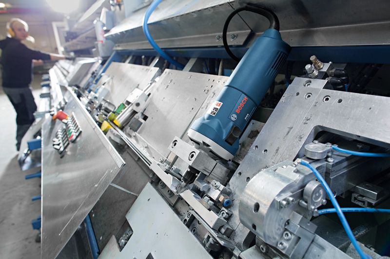 安装在工业环境中的自动化机械上的直磨机。